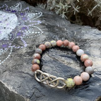 Minerální náramek "Třešňový jaspis a čínský uzel štěstí"