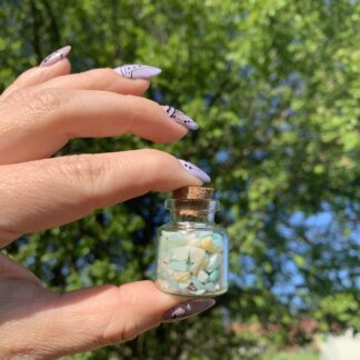 Dekorační skleněná lahvička se zlomky minerálů malá – amazonit světlý