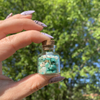 Dekorační skleněná lahvička se zlomky minerálů malá – amazonit