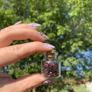 Dekorační skleněná lahvička se zlomky minerálů malá – granát