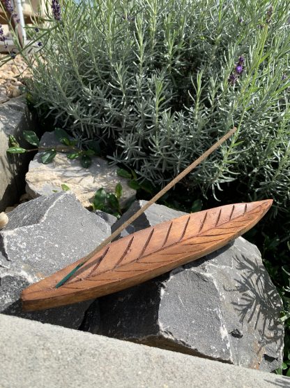 Stojánek na vonné tyčinky z mangového dřeva ve tvaru listu BROWN LEAF