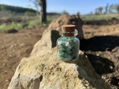 Dekorační skleněná lahvička se zlomky minerálů malá – amazonit - Image 2